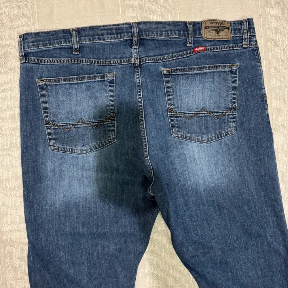 Wrangler Premium Quality Mens Slim Straight Jeans 42x30 Medium Wash Utility Blue